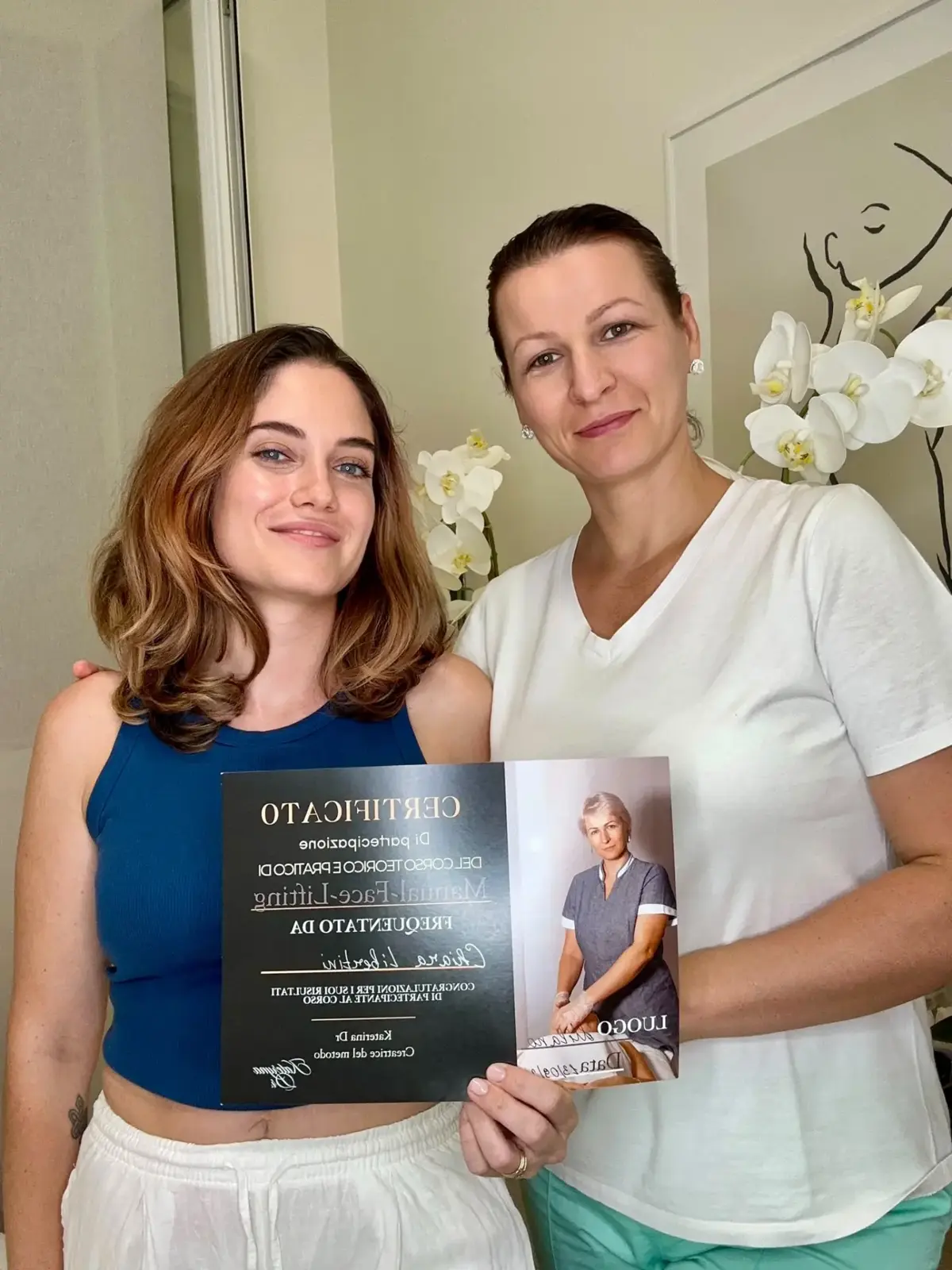 Un'allieva con Kateryna e il certificato del corso