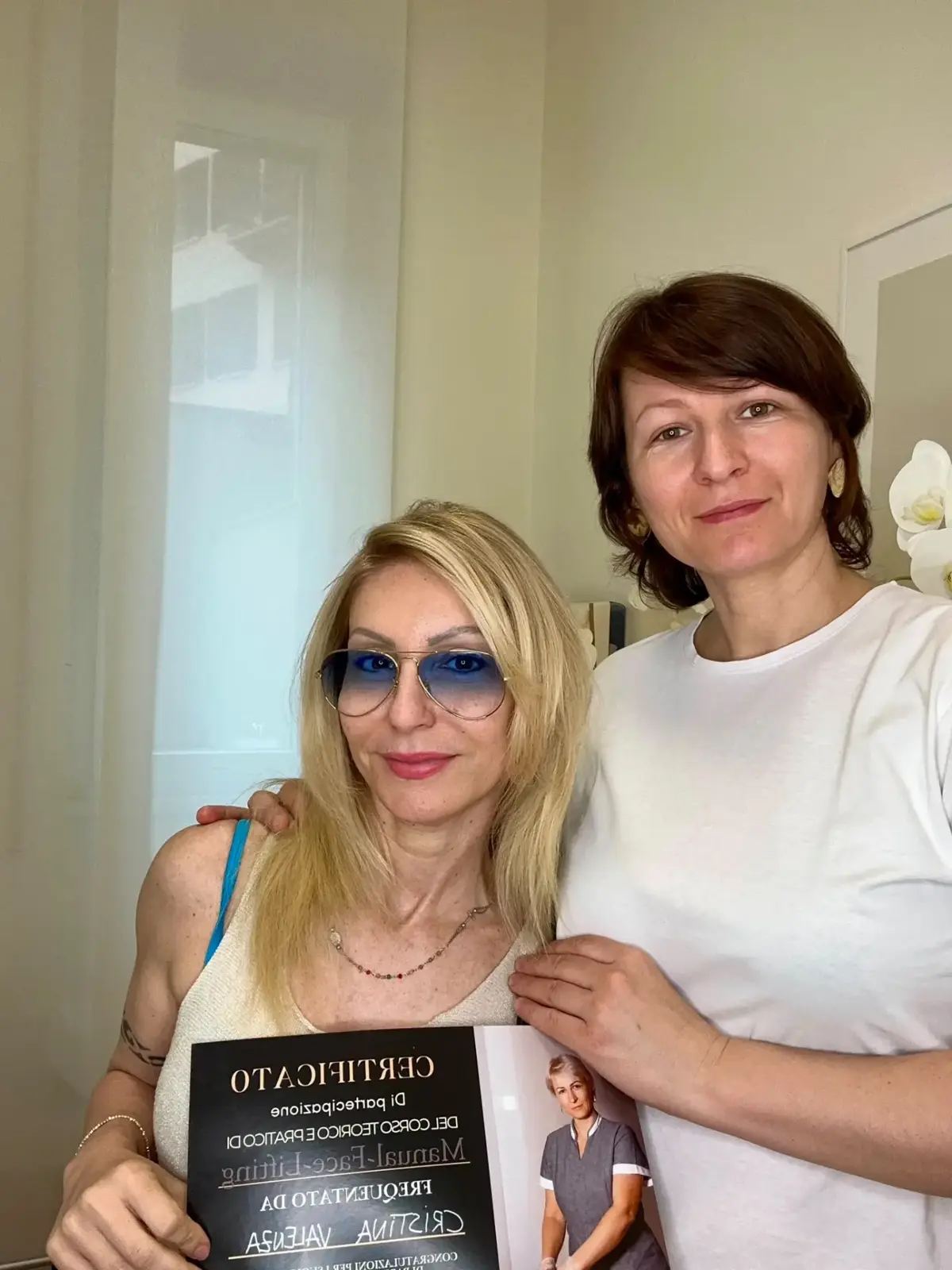 Un'allieva con Kateryna e il certificato