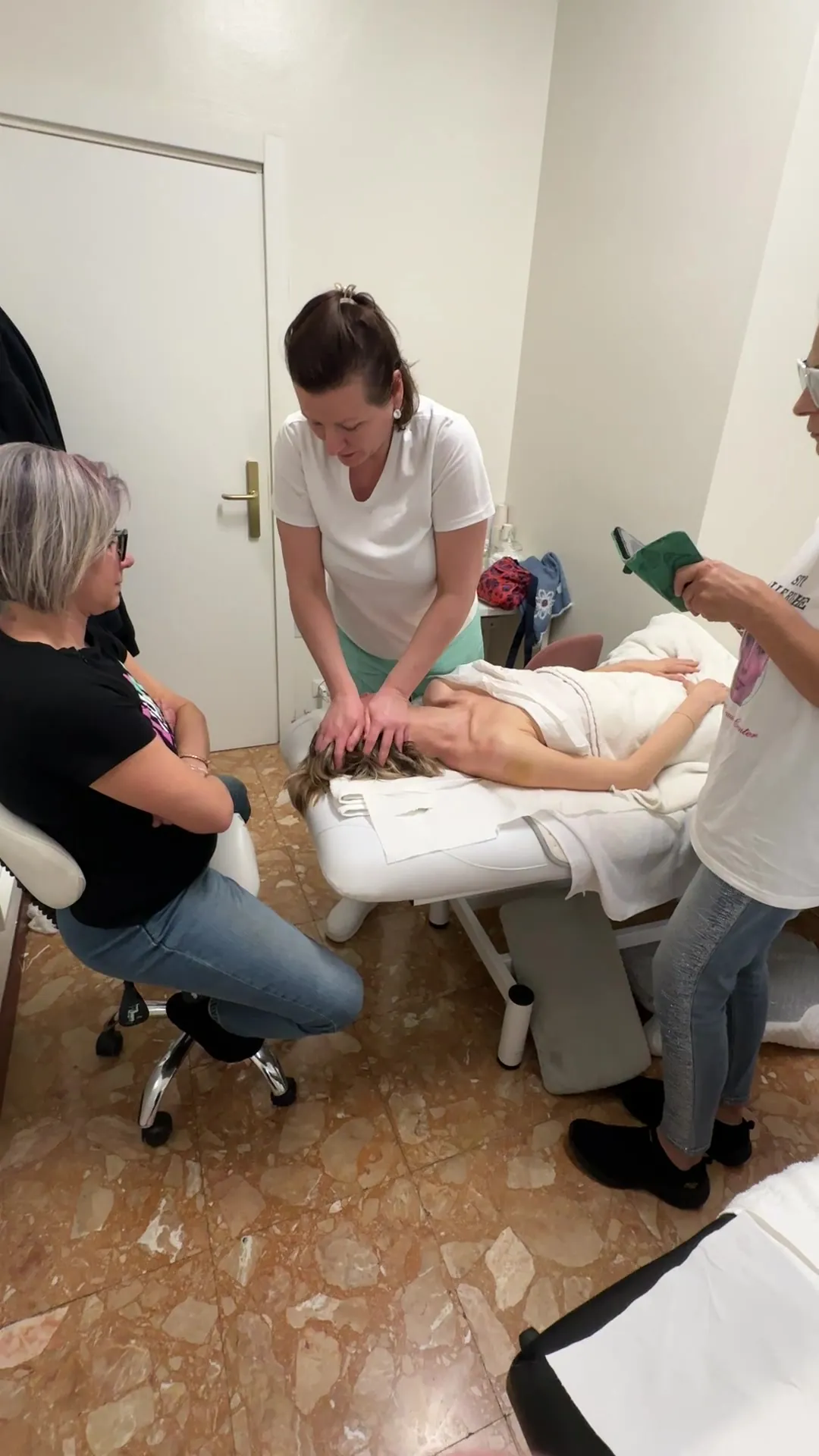 Pratica in aula con Kateryna durante il corso a Milano